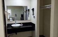 In-room Bathroom 7 Days Inn by Wyndham El Centro