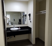 In-room Bathroom 7 Days Inn by Wyndham El Centro