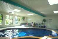 Swimming Pool Best Western Plus The Tudor-Box Hill