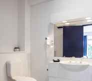 In-room Bathroom 7 U Studios Paraparaumu Beach