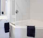 In-room Bathroom 2 U Studios Paraparaumu Beach