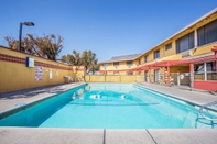 Swimming Pool Travelodge by Wyndham Turlock