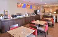 Restoran 7 Comfort Inn & Suites Fayetteville - University Area