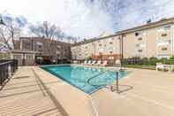 Swimming Pool HomeTowne Studios & Suites by Red Roof Charlotte - Concord