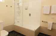 In-room Bathroom 7 White Lace Motor Inn