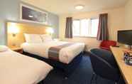 Bedroom 6 Travelodge Glasgow Airport