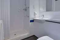 In-room Bathroom Travelodge Glasgow Airport