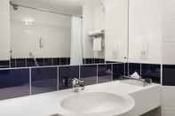In-room Bathroom Days Inn by Wyndham Telford Ironbridge M54