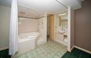 In-room Bathroom 7 Hotel Northbridge