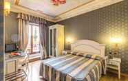 Kamar Tidur 2 Hotel La Lumiere di Piazza di Spagna