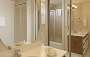 Toilet Kamar 4 Waikiki Shore by OUTRIGGER