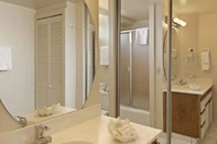 Toilet Kamar Waikiki Shore by OUTRIGGER