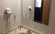 Phòng tắm bên trong 2 Super 8 by Wyndham Winchester VA