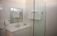 In-room Bathroom 4 Comfort Inn Bishops Lodge