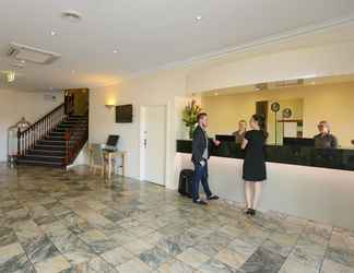 Lobi 2 Best Western Plus Hovell Tree Inn