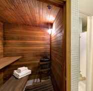 In-room Bathroom 3 Residence Inn by Marriott Montreal Westmount