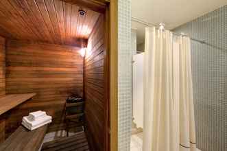 Toilet Kamar 4 Residence Inn by Marriott Montreal Westmount