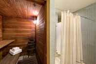 In-room Bathroom Residence Inn by Marriott Montreal Westmount