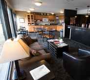 Bar, Cafe and Lounge 2 Western Inn