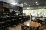 Bar, Cafe and Lounge Quality Inn & Suites