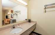 In-room Bathroom 4 Super 8 by Wyndham Indianapolis/Southport Rd