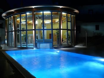 Swimming Pool Hotel Bon Alpina