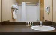 Phòng tắm bên trong 7 Super 8 by Wyndham Fort St. John BC