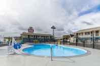 Swimming Pool Days Inn by Wyndham Roseburg