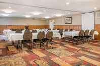 Functional Hall Country Inn & Suites by Radisson, Grandville-Grand Rapids West, MI