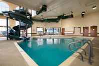Swimming Pool Super 8 by Wyndham Fort Nelson BC
