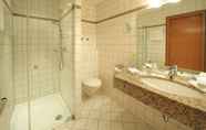 Toilet Kamar 3 Court Hotel