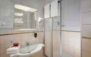 In-room Bathroom 6 ibis Styles Berlin City Ost