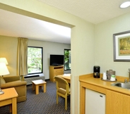 Bedroom 4 Hampton by Hilton San Jose Airport