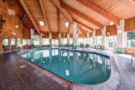Swimming Pool SureStay Plus Hotel by Best Western Redding
