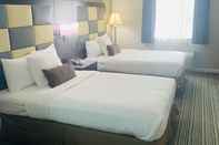 Bedroom SureStay Plus Hotel by Best Western Redding