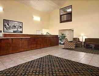 Lobby 2 Super 8 by Wyndham Gainesville TX