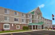 Exterior 7 Country Inn & Suites by Radisson, Big Rapids, MI