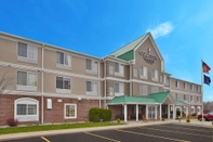 Exterior Country Inn & Suites by Radisson, Big Rapids, MI