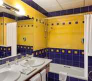 In-room Bathroom 5 Hotel RH Victoria & Spa Benidorm