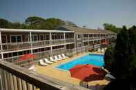 Swimming Pool Holiday Hill Inn & Suites