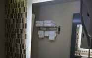 In-room Bathroom 7 Howard Johnson by Wyndham North Bergen