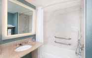 In-room Bathroom 6 Wingate by Wyndham - Orlando International Airport