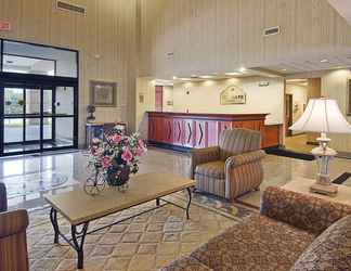 Lobby 2 Wingate by Wyndham - Orlando International Airport