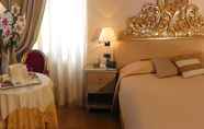Kamar Tidur 6 Liassidi Palace Hotel