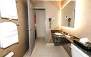 In-room Bathroom 5 Howard Johnson by Wyndham Winnipeg West