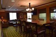 Bar, Kafe dan Lounge Holiday Inn Express Logan, an IHG Hotel