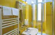 In-room Bathroom 2 Hotel Milani