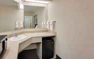 In-room Bathroom 2 Baymont by Wyndham Grand Rapids SW/Byron Center