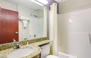 ห้องน้ำภายในห้อง 5 Microtel Inn & Suites by Wyndham Cherokee