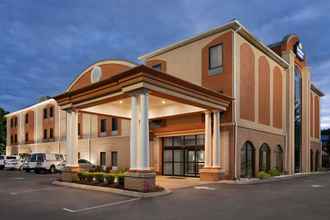 Exterior 4 Days Inn & Suites by Wyndham Murfreesboro